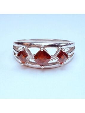 Estate Ross Simons 1 TCW Red Garnet Vintage Trinity Streamline Open Band Ring